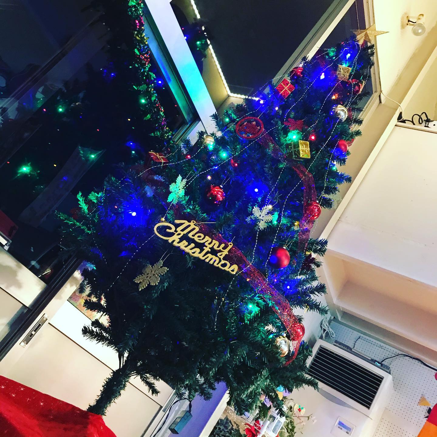 昨日は当店 @takuroyoshikane のイチナナで、クリスマスツリーの飾り付け配信をさせていただきました。飾り付けのセンスのない店長でしたが、完成したらテンション上がりましたスタジオのご予約、お問い合わせはこちらまでお願いします。tel 052-760-6607#クリスマスツリー #christmastree #xmastree #クリスマス#christmas #名古屋市千種区 #香流橋東 #インスタスポット#コロナ対策 #スタジオ #音楽スタジオ #安い音楽スタジオ #格安音楽スタジオ #激安音楽スタジオ #リハスタ #リハーサルスタジオ #ライブ配信 #生配信 #17live #17ライブ #イチナナ #インスタライブ #レコスタ #レコーディングスタジオ #音楽教室 #個人練習 #バンド練習 #レンタルオフィス #レンタルスペース #musicstudio