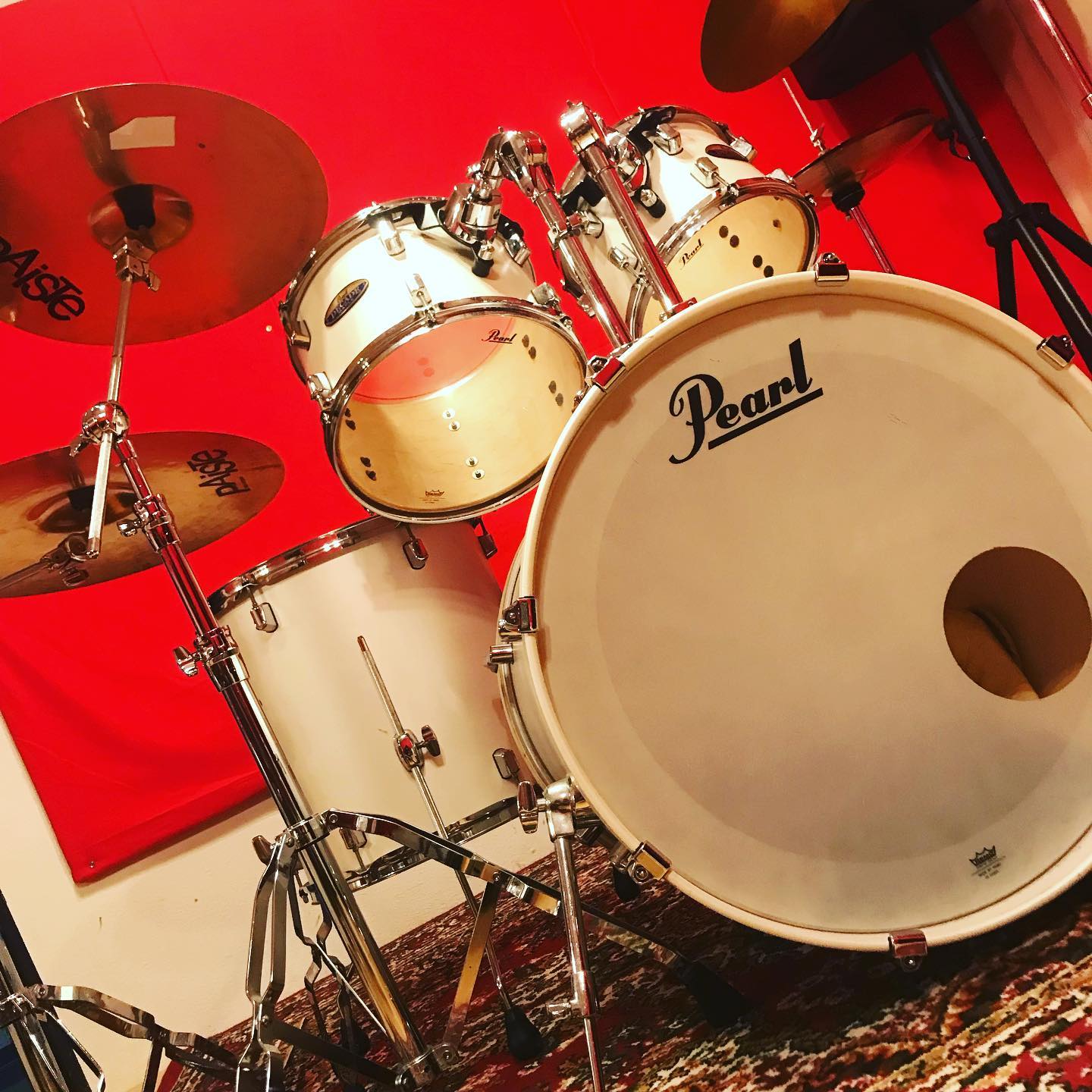 A・Cスタジオで採用しているpearlのDecade Mapleです。メイプル材100%で薄めのシェルとなっていますが、たっぷりとした低音域を得られます。バスドラムは22インチのスタンダードなサイズです。#音楽スタジオ #musicstudio #pearl #pearldrums #pearldrumset #パール #パールドラム #pearldecademaple #decademaple #ドラムセット #drumset #ドラム #drums #名古屋 #nagoya #千種区 #chikusa #音楽 #music #楽器#instrument #guitar #bass #piano#vocals