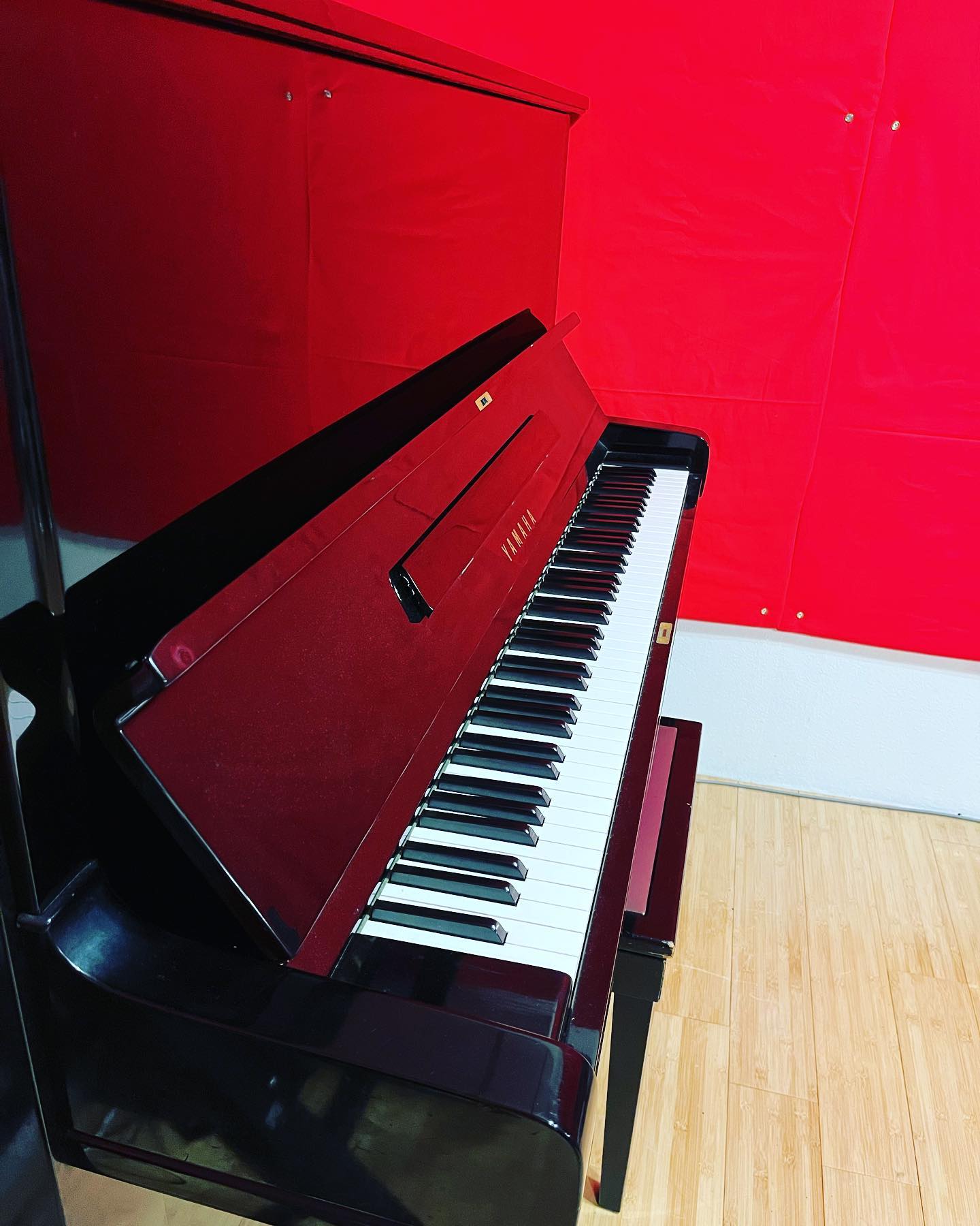 当店Cスタジオにはアップライトピアノがございます。1時間550円でお貸ししております。普段は鍵をかけてますので、ご利用希望のお客様はスタッフまでお声がけください。#音楽スタジオ #musicstudio #ピアノ#piano #アップライトピアノ #uprightpiano #ピアノレンタル #名古屋 #nagoya #名古屋市 #名古屋市千種区 #千種区 #chikusa #千種区新西 #千種区スタジオ #個人練習 #バンド練習 #ネット予約 #音楽 #music #楽器#instrument #guitar #bass #drums #piano #vocals #keyboard