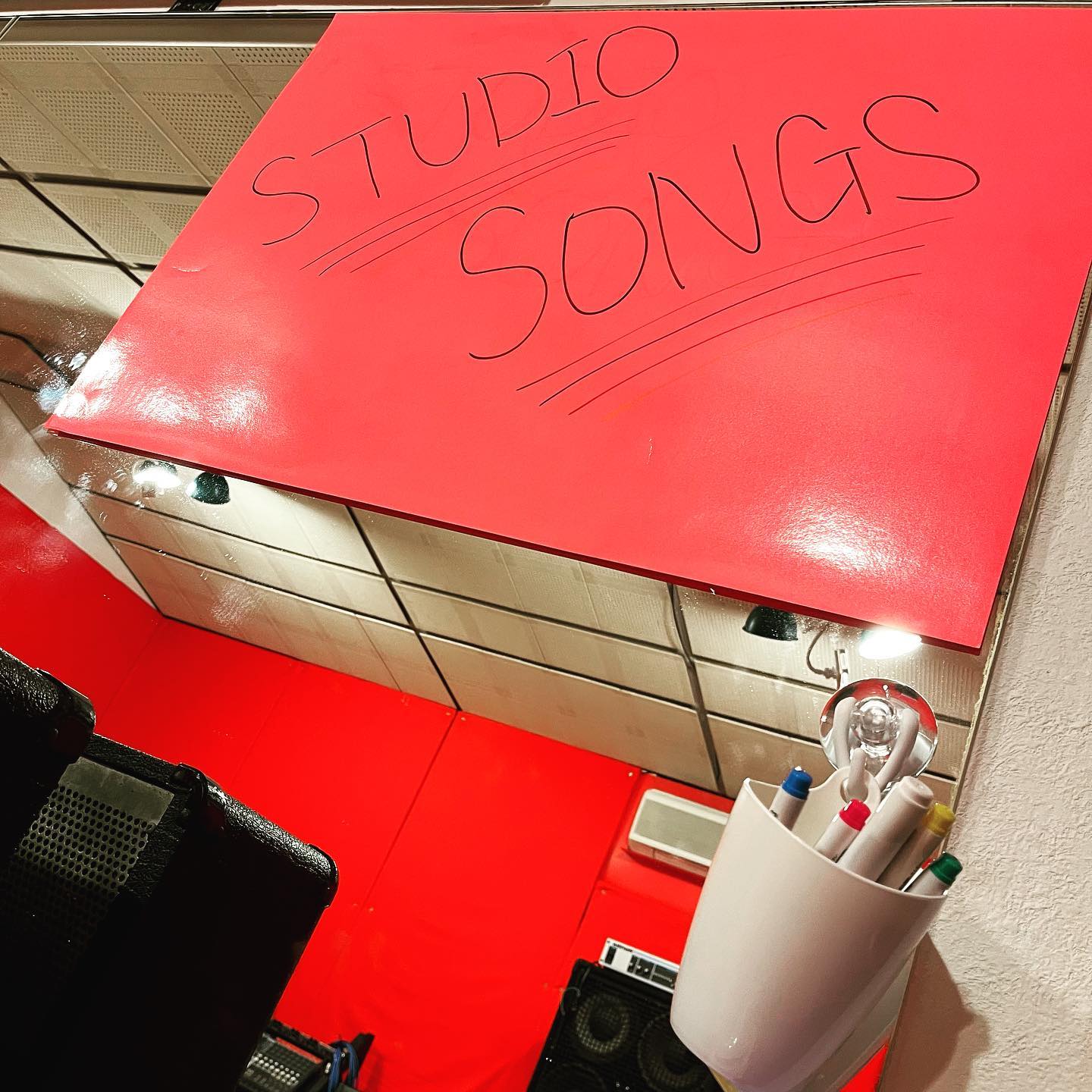 Cスタジオの鏡にピンクのホワイトボードを設置しました。ライブのセットリストの打ち合わせなど様々な用途でお使いいただけます。ご自由にお使いください。#STUDIOSONGS #スタジオソングス #音楽スタジオ #musicstudio #ホワイトボード #ピンクのホワイトボード #打ち合わせ #名古屋 #nagoya #名古屋市 #名古屋市千種区 #千種区 #chikusa #千種区新西 #千種区スタジオ #個人練習 #バンド練習 #ネット予約 #音楽 #music #楽器#instrument #guitar #bass #drums #piano #vocals #keyboard