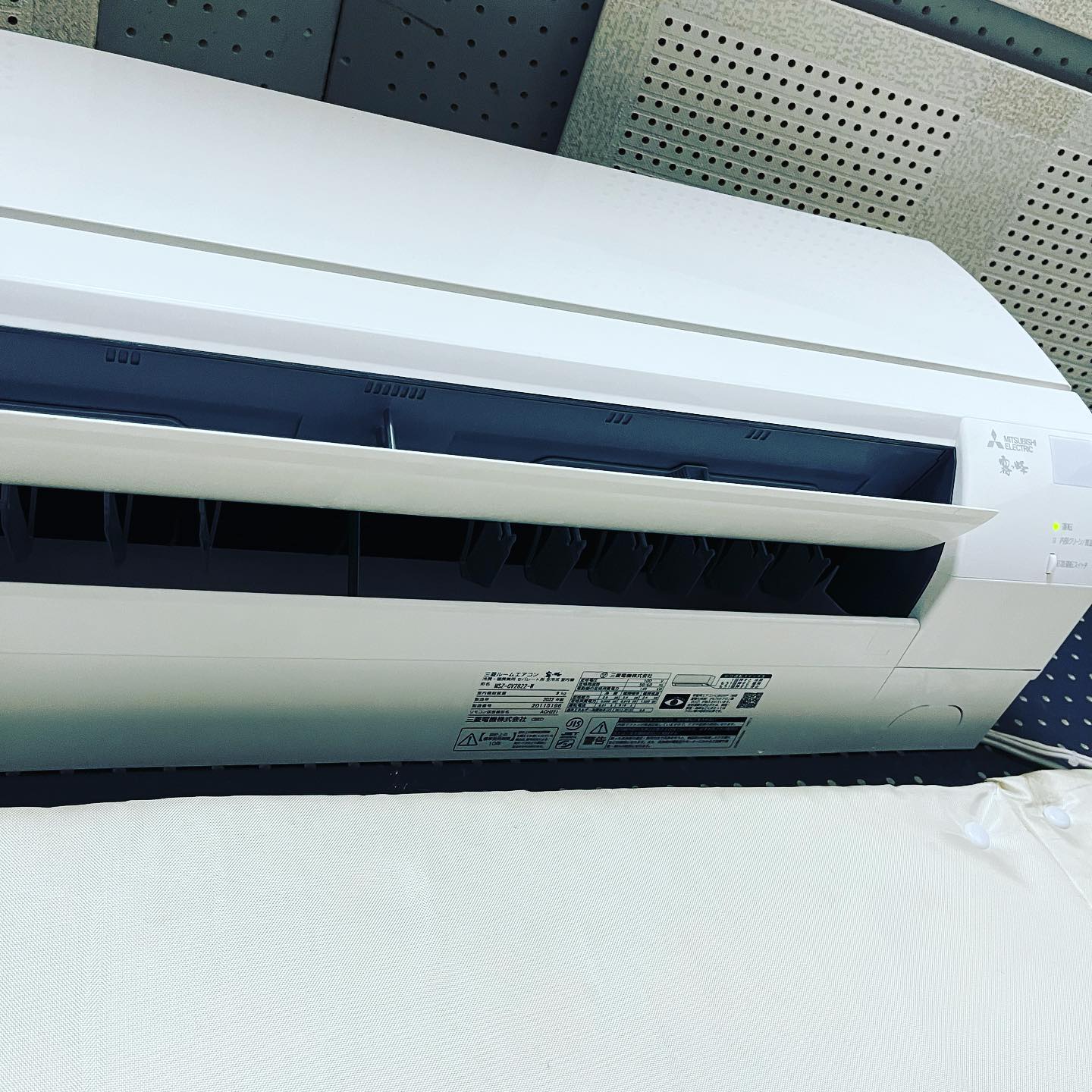 Aスタジオのエアコンが故障してしまい、お客様に大変ご迷惑をお掛けいたしました。本日無事に新しいエアコンを設置完了いたしましたので、スタジオのご予約お待ちしております。#STUDIOSONGS #スタジオソングス #音楽スタジオ #musicstudio #エアコン #エアコン工事 #名古屋 #nagoya #名古屋市 #名古屋市千種区 #千種区 #chikusa #千種区新西 #千種区スタジオ #個人練習 #バンド練習 #ネット予約 #音楽 #music #楽器#instrument #guitar